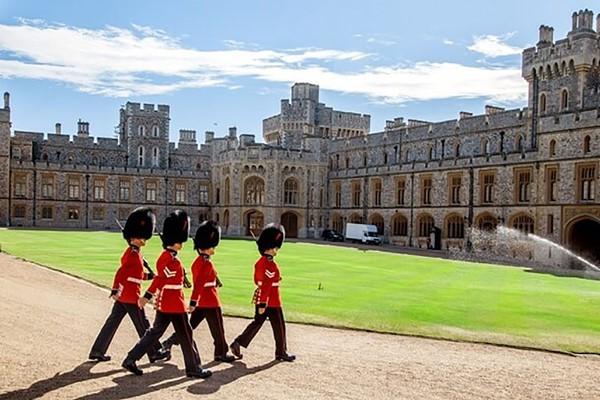 Chard & Ilminster News: Coach Tour to Windsor Castle with Fish and Chips in London for Two. Credit: Buyagift