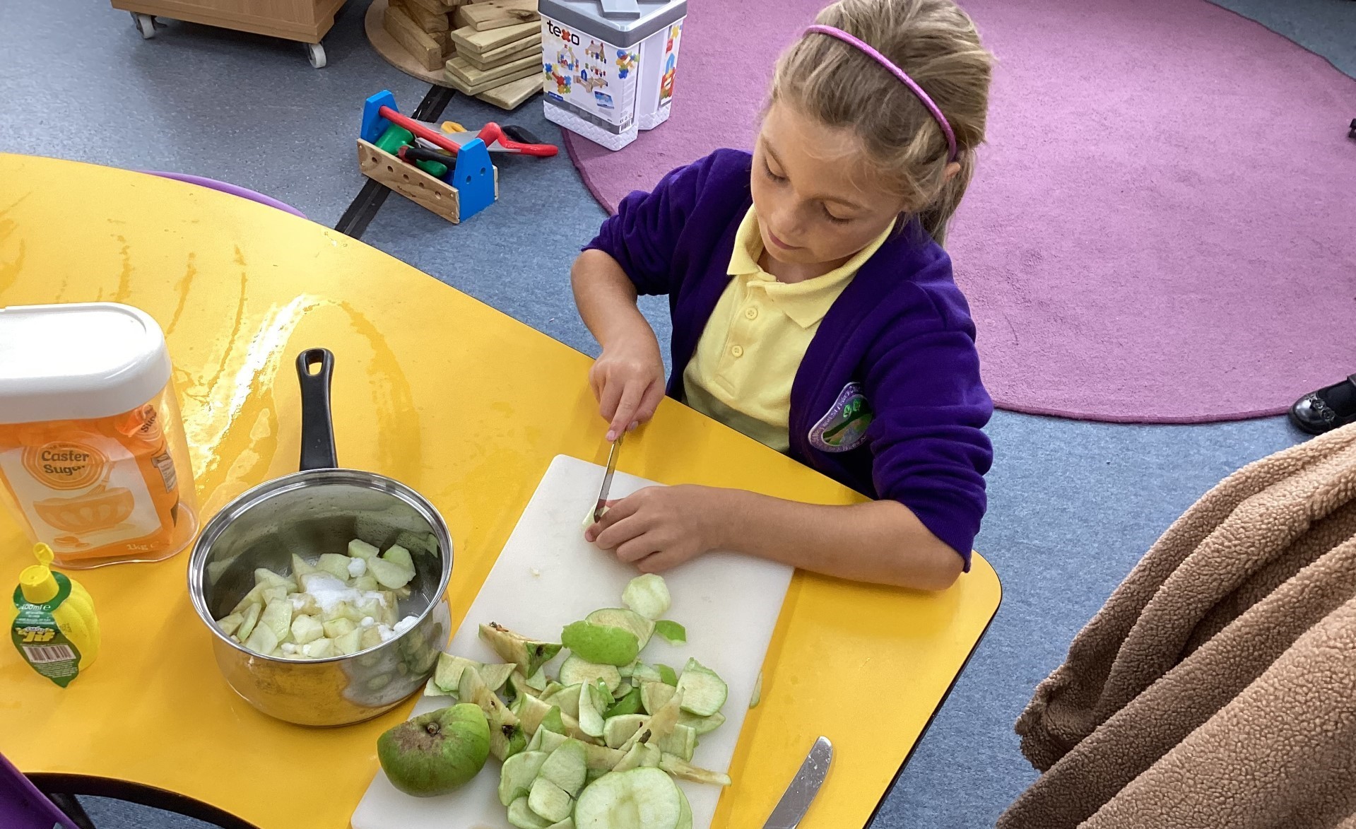 Ilton schoolchildren use harvest to make apple crumble | Chard & Ilminster News - Vimarsana News